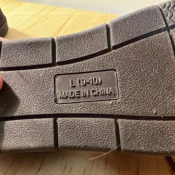 - FOCO Genuine Merchandise Detroit Tigers Slippers - Picture 6 of 10